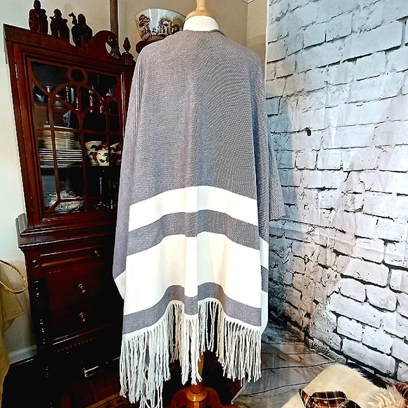EUC! Reduced price due to Redford’s passing. Sundance Softest Blanket wrap - Picture 2 of 6